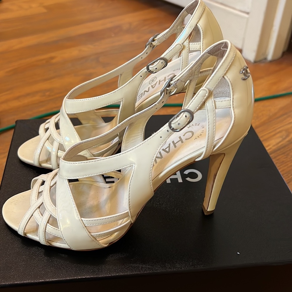 Chanel off white/beige patent leather heeled sandals - Picture 2 of 12